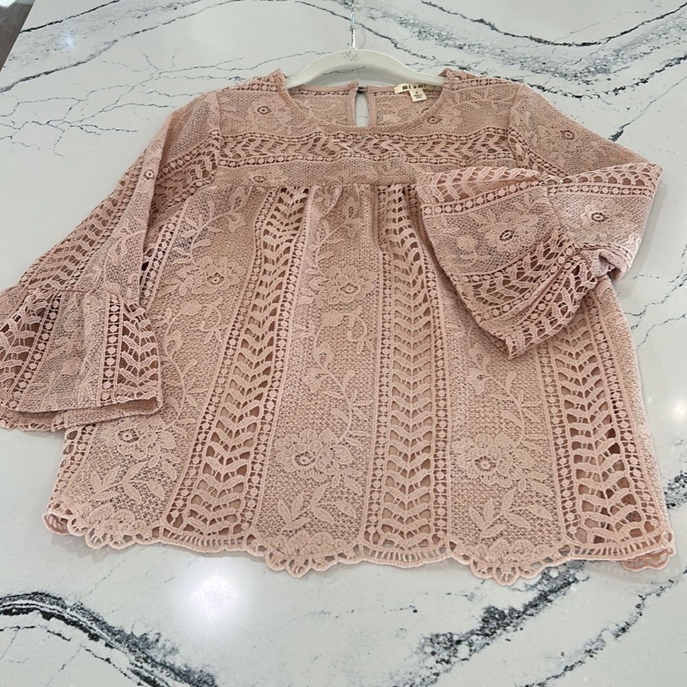 Mi ami Soft Peach Beige Lace Top with Beautiful Lace sz. Small